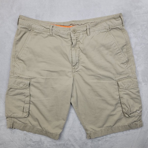 Nike Shorts Mens 34 Khaki Cargo Pockets Outdoor Classic Style The Athletic Dept - Picture 1 of 9